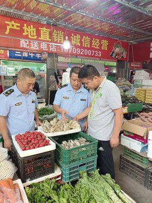 筑牢安全防線，守護(hù)舌尖健康——區(qū)市場監(jiān)管局全面開展市場銷售蘑菇風(fēng)險(xiǎn)排查專項(xiàng)行動